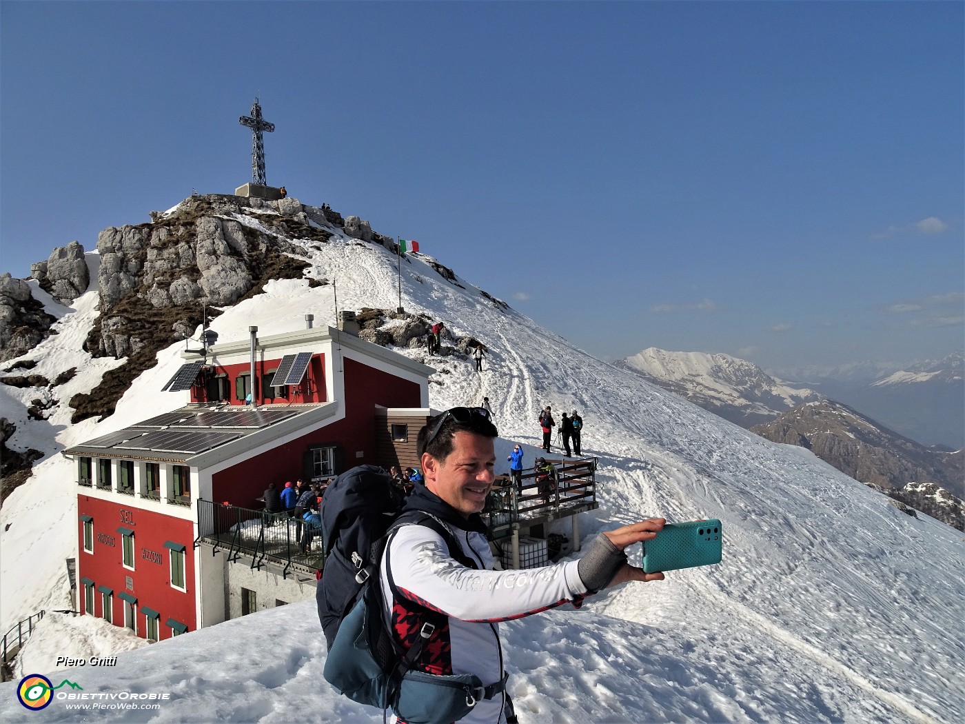 64 Dal cocuzzolo ammantato di neve selfie in vetta Resegone...con soddisfazione... alla prossima! .JPG